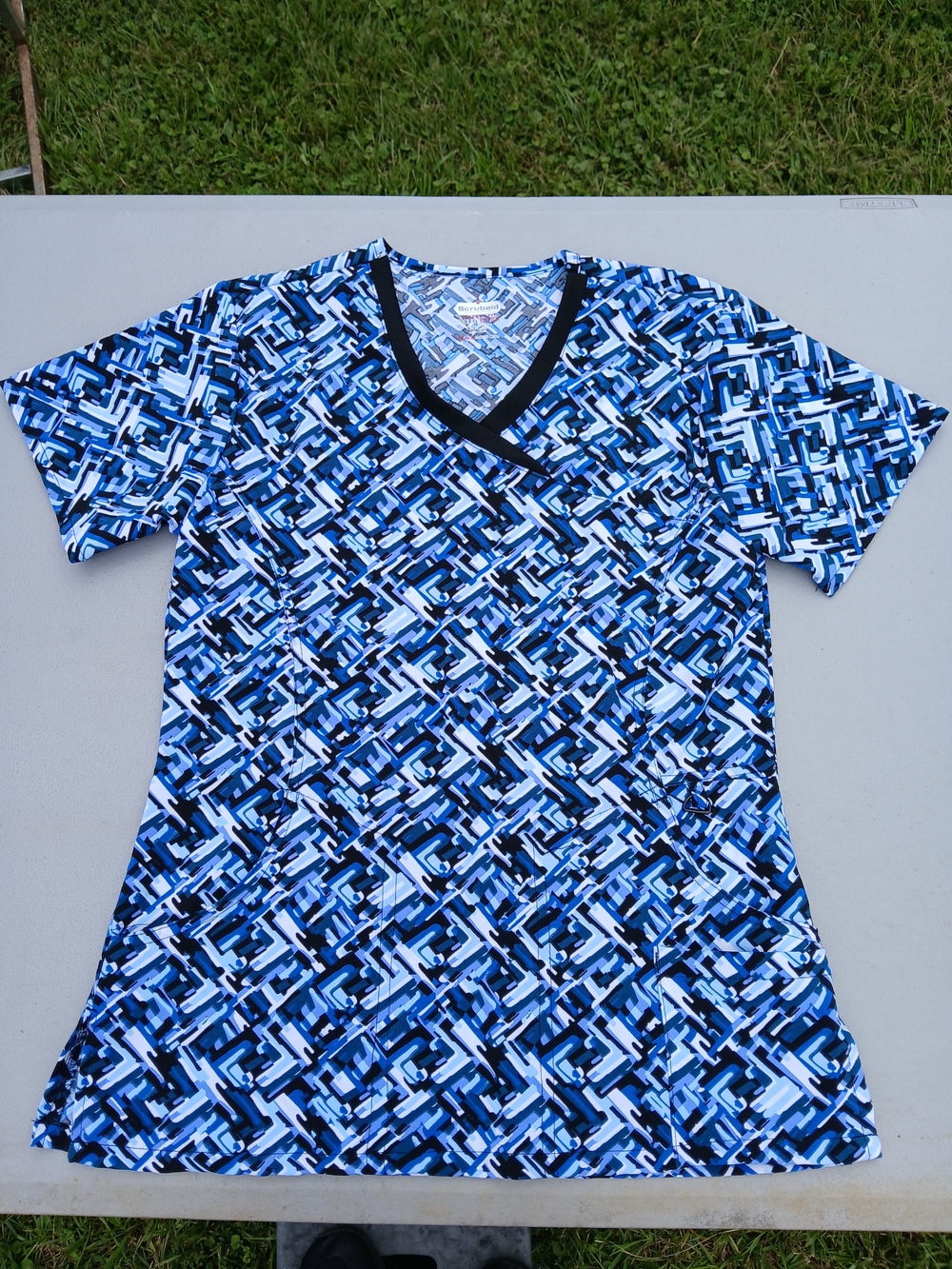 Blue and Black Geometric V-Neck Short Sleeve Scrub Top